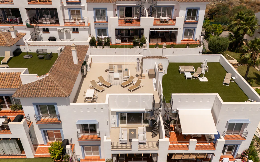 Espectacular ático de 2 dormitorios en Paraiso Pueblo, Benahavís, con vistas al mar, gran solárium, licencia turística y opción de 3 dormitorios.