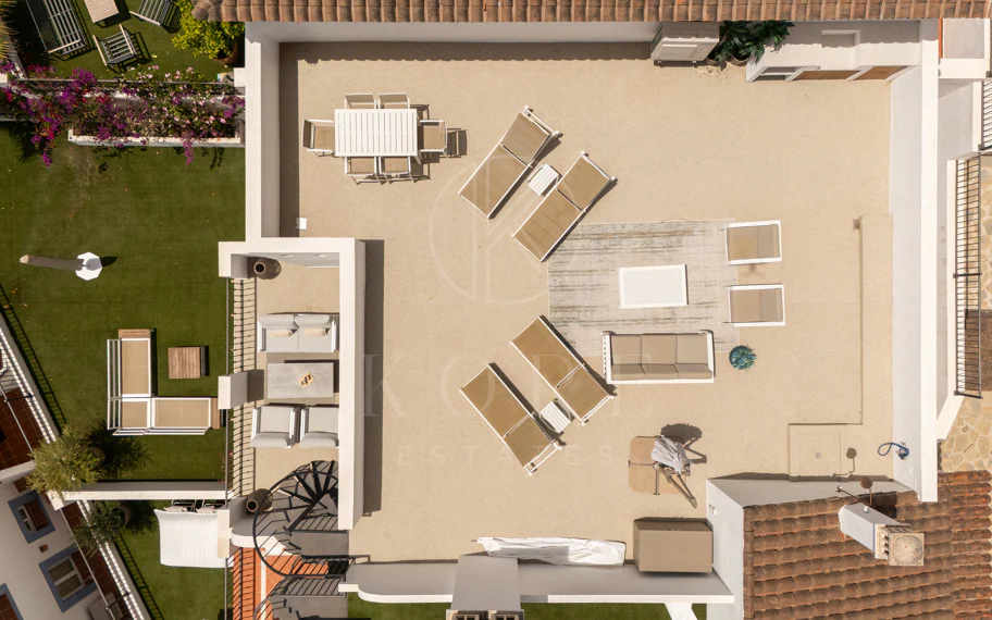 Espectacular ático de 2 dormitorios en Paraiso Pueblo, Benahavís, con vistas al mar, gran solárium, licencia turística y opción de 3 dormitorios.