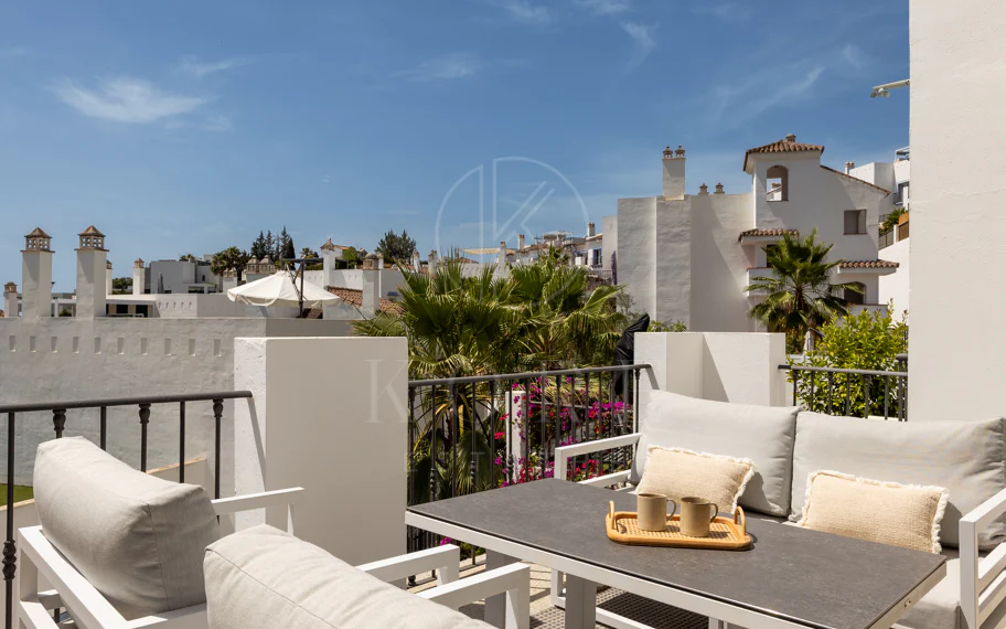 Espectacular ático de 2 dormitorios en Paraiso Pueblo, Benahavís, con vistas al mar, gran solárium, licencia turística y opción de 3 dormitorios.