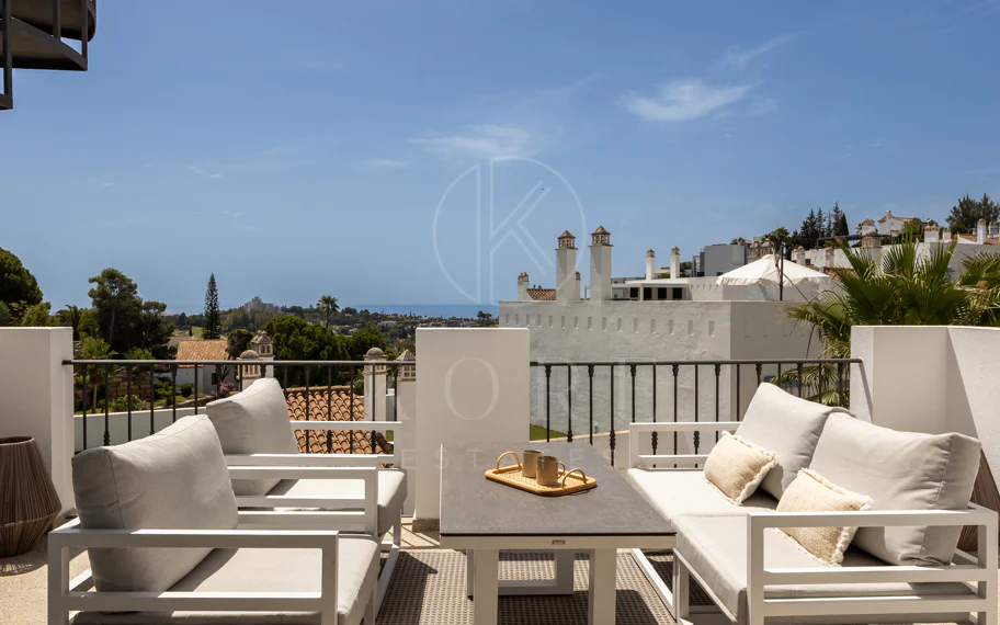 Espectacular ático de 2 dormitorios en Paraiso Pueblo, Benahavís, con vistas al mar, gran solárium, licencia turística y opción de 3 dormitorios.