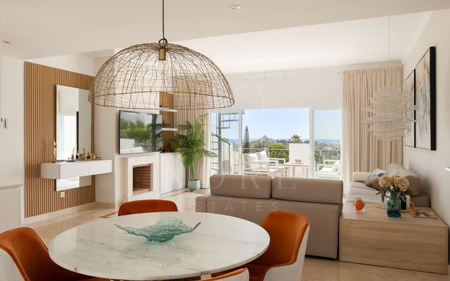 Espectacular ático de 2 dormitorios en Paraiso Pueblo, Benahavís, con vistas al mar, gran solárium, licencia turística y opción de 3 dormitorios.