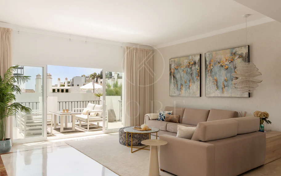 Espectacular ático de 2 dormitorios en Paraiso Pueblo, Benahavís, con vistas al mar, gran solárium, licencia turística y opción de 3 dormitorios.