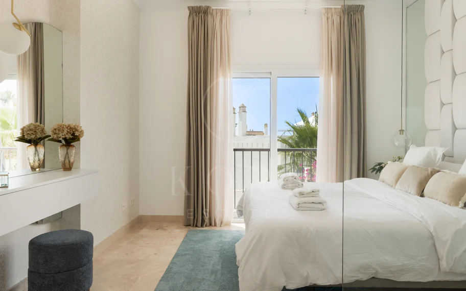 Espectacular ático de 2 dormitorios en Paraiso Pueblo, Benahavís, con vistas al mar, gran solárium, licencia turística y opción de 3 dormitorios.
