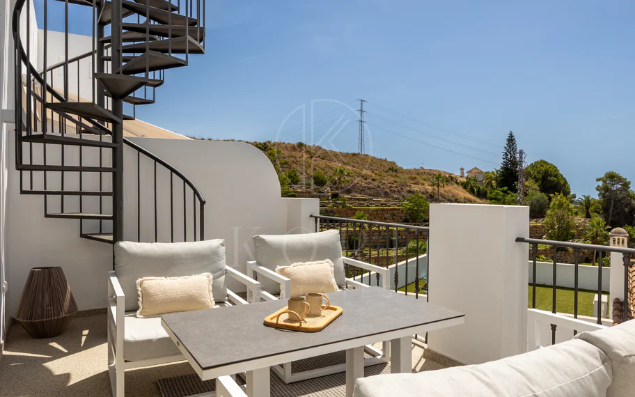Espectacular ático de 2 dormitorios en Paraiso Pueblo, Benahavís, con vistas al mar, gran solárium, licencia turística y opción de 3 dormitorios.