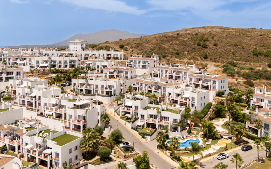 Espectacular ático de 2 dormitorios en Paraiso Pueblo, Benahavís, con vistas al mar, gran solárium, licencia turística y opción de 3 dormitorios.