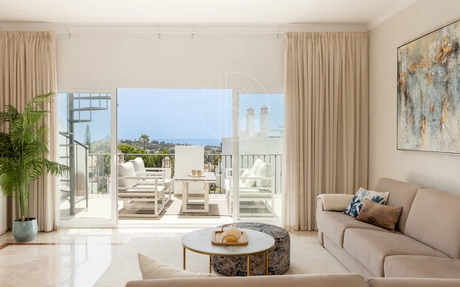 Espectacular ático de 2 dormitorios en Paraiso Pueblo, Benahavís, con vistas al mar, gran solárium, licencia turística y opción de 3 dormitorios.