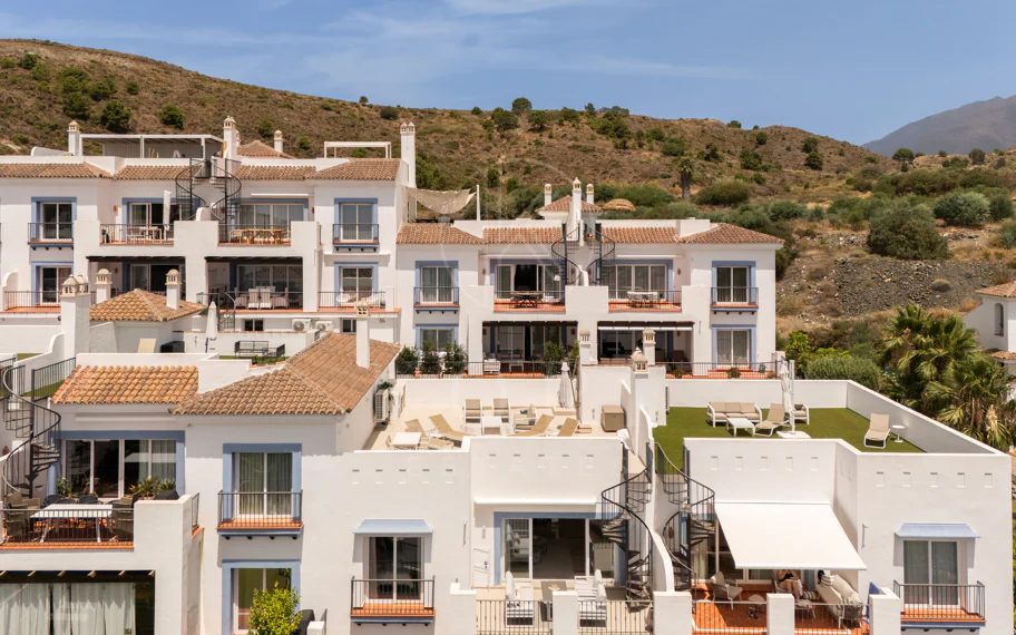 Espectacular ático de 2 dormitorios en Paraiso Pueblo, Benahavís, con vistas al mar, gran solárium, licencia turística y opción de 3 dormitorios.