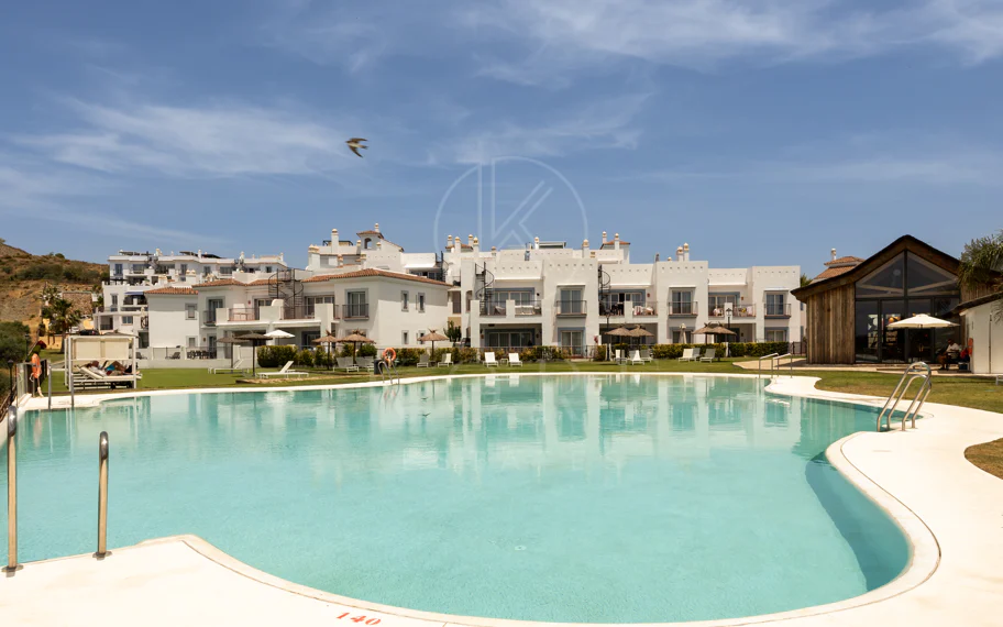 Espectacular ático de 2 dormitorios en Paraiso Pueblo, Benahavís, con vistas al mar, gran solárium, licencia turística y opción de 3 dormitorios.