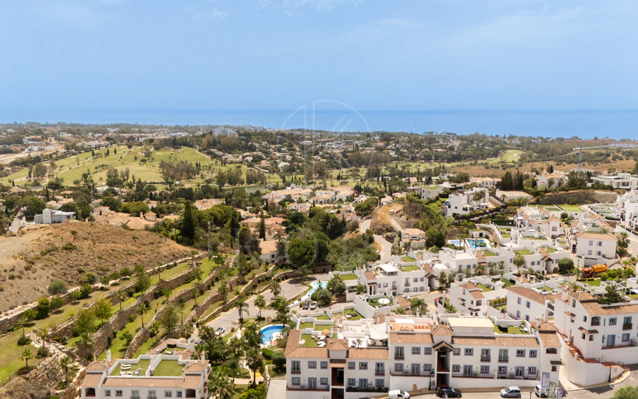 Espectacular ático de 2 dormitorios en Paraiso Pueblo, Benahavís, con vistas al mar, gran solárium, licencia turística y opción de 3 dormitorios.