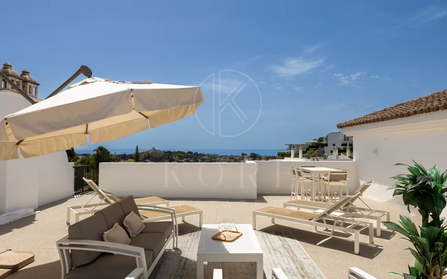 Espectacular ático de 2 dormitorios en Paraiso Pueblo, Benahavís, con vistas al mar, gran solárium, licencia turística y opción de 3 dormitorios.