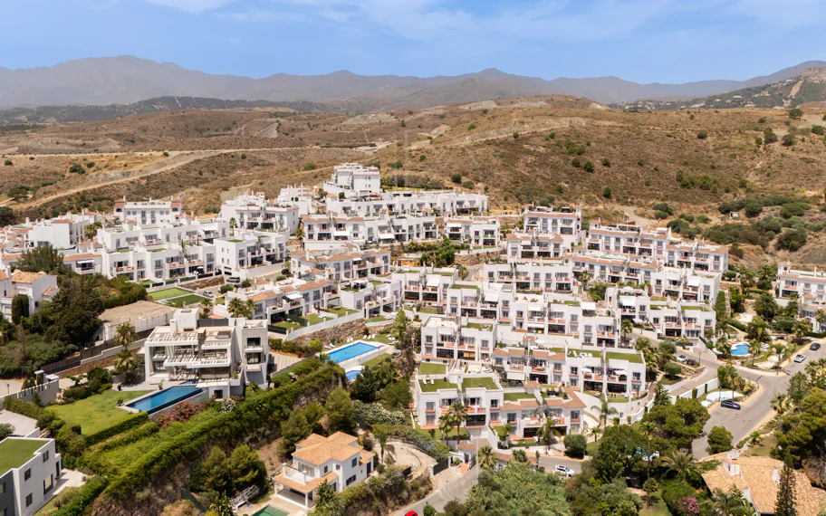 Espectacular ático de 2 dormitorios en Paraiso Pueblo, Benahavís, con vistas al mar, gran solárium, licencia turística y opción de 3 dormitorios.