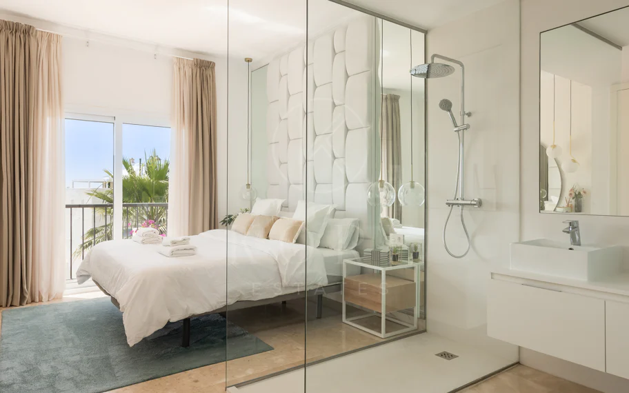 Espectacular ático de 2 dormitorios en Paraiso Pueblo, Benahavís, con vistas al mar, gran solárium, licencia turística y opción de 3 dormitorios.
