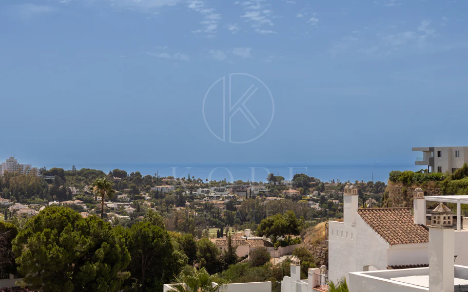 Espectacular ático de 2 dormitorios en Paraiso Pueblo, Benahavís, con vistas al mar, gran solárium, licencia turística y opción de 3 dormitorios.
