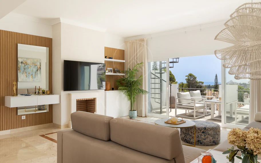 Espectacular ático de 2 dormitorios en Paraiso Pueblo, Benahavís, con vistas al mar, gran solárium, licencia turística y opción de 3 dormitorios.
