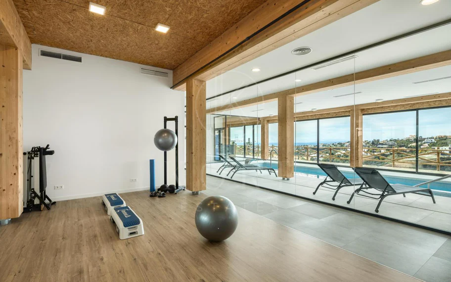 Espectacular ático de 2 dormitorios en Paraiso Pueblo, Benahavís, con vistas al mar, gran solárium, licencia turística y opción de 3 dormitorios.