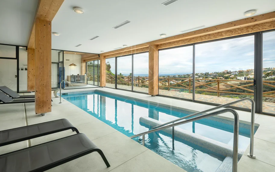 Espectacular ático de 2 dormitorios en Paraiso Pueblo, Benahavís, con vistas al mar, gran solárium, licencia turística y opción de 3 dormitorios.