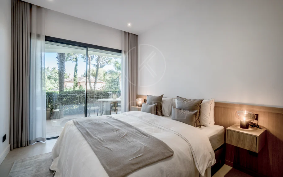 Situado en uno de los enclaves residenciales más escondidos y seguros de Marbella, este apartamento ofrece una rara combinación de diseño refinado y privacidad excepcional.