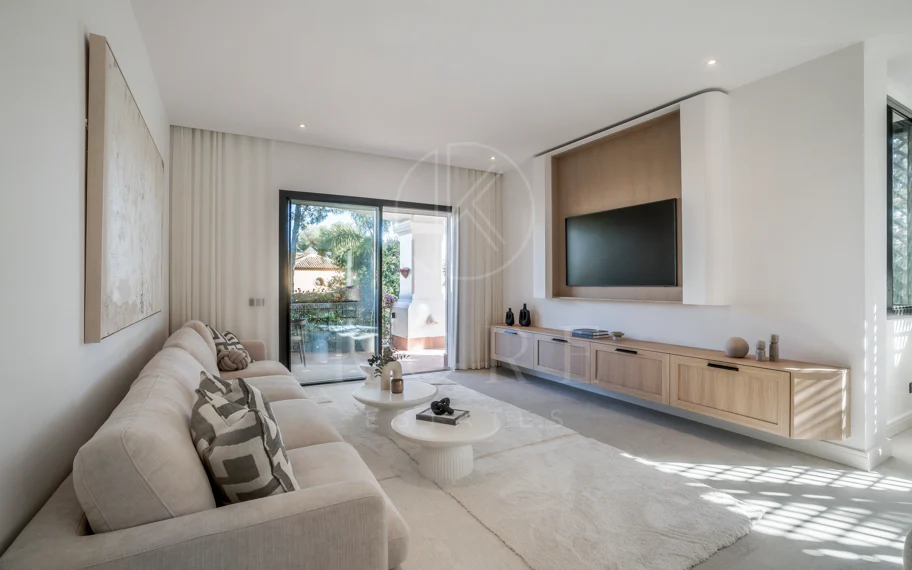 Situado en uno de los enclaves residenciales más escondidos y seguros de Marbella, este apartamento ofrece una rara combinación de diseño refinado y privacidad excepcional.