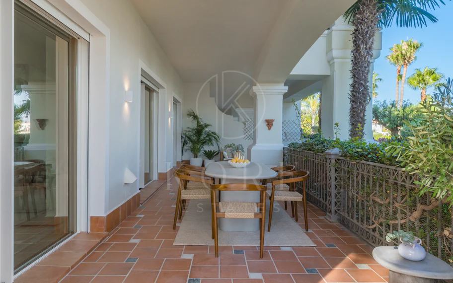 Situado en uno de los enclaves residenciales más escondidos y seguros de Marbella, este apartamento ofrece una rara combinación de diseño refinado y privacidad excepcional.