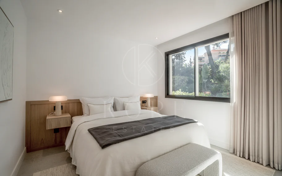 Situado en uno de los enclaves residenciales más escondidos y seguros de Marbella, este apartamento ofrece una rara combinación de diseño refinado y privacidad excepcional.