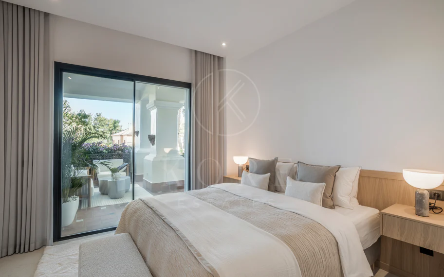 Situado en uno de los enclaves residenciales más escondidos y seguros de Marbella, este apartamento ofrece una rara combinación de diseño refinado y privacidad excepcional.