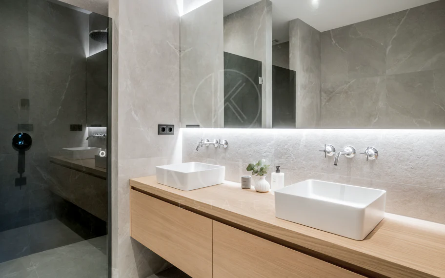 Situado en uno de los enclaves residenciales más escondidos y seguros de Marbella, este apartamento ofrece una rara combinación de diseño refinado y privacidad excepcional.
