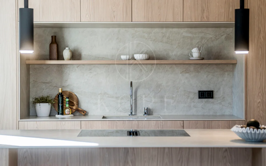 Situado en uno de los enclaves residenciales más escondidos y seguros de Marbella, este apartamento ofrece una rara combinación de diseño refinado y privacidad excepcional.