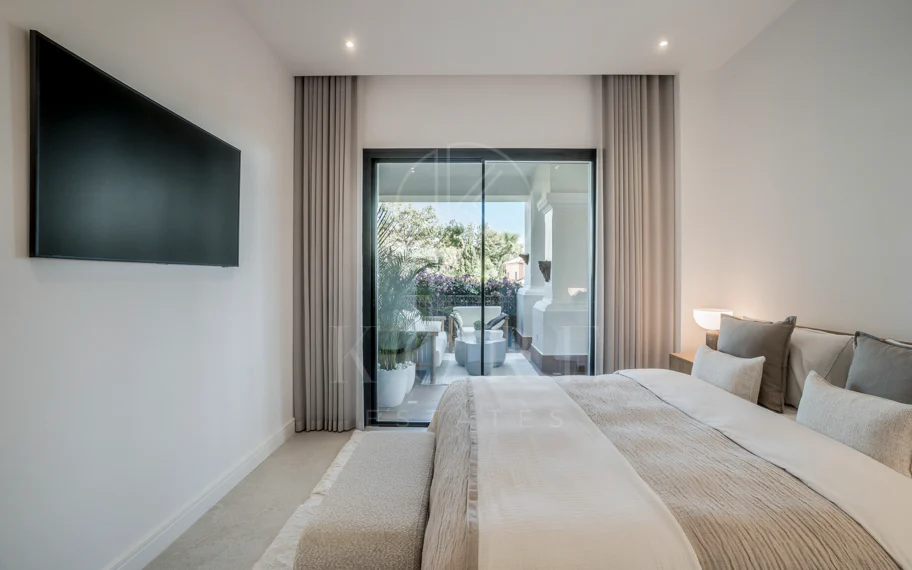 Situado en uno de los enclaves residenciales más escondidos y seguros de Marbella, este apartamento ofrece una rara combinación de diseño refinado y privacidad excepcional.