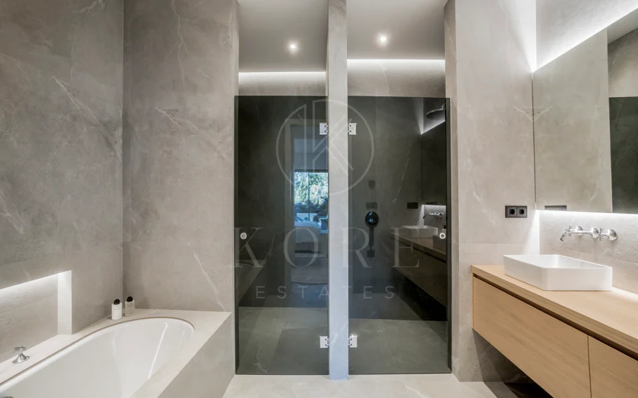 Situado en uno de los enclaves residenciales más escondidos y seguros de Marbella, este apartamento ofrece una rara combinación de diseño refinado y privacidad excepcional.