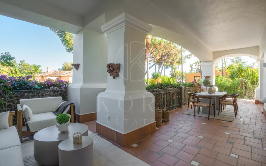 Situado en uno de los enclaves residenciales más escondidos y seguros de Marbella, este apartamento ofrece una rara combinación de diseño refinado y privacidad excepcional.