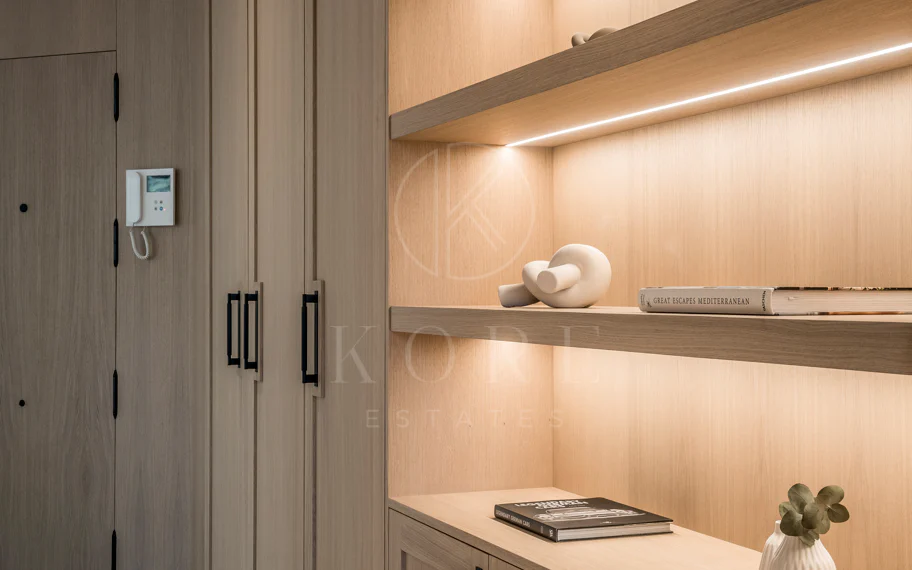 Situado en uno de los enclaves residenciales más escondidos y seguros de Marbella, este apartamento ofrece una rara combinación de diseño refinado y privacidad excepcional.