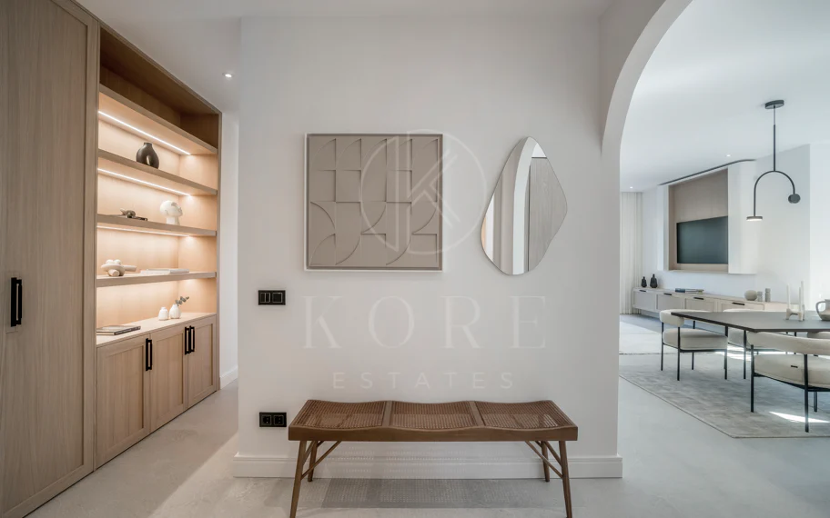 Situado en uno de los enclaves residenciales más escondidos y seguros de Marbella, este apartamento ofrece una rara combinación de diseño refinado y privacidad excepcional.