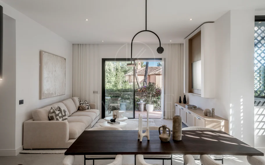 Situado en uno de los enclaves residenciales más escondidos y seguros de Marbella, este apartamento ofrece una rara combinación de diseño refinado y privacidad excepcional.