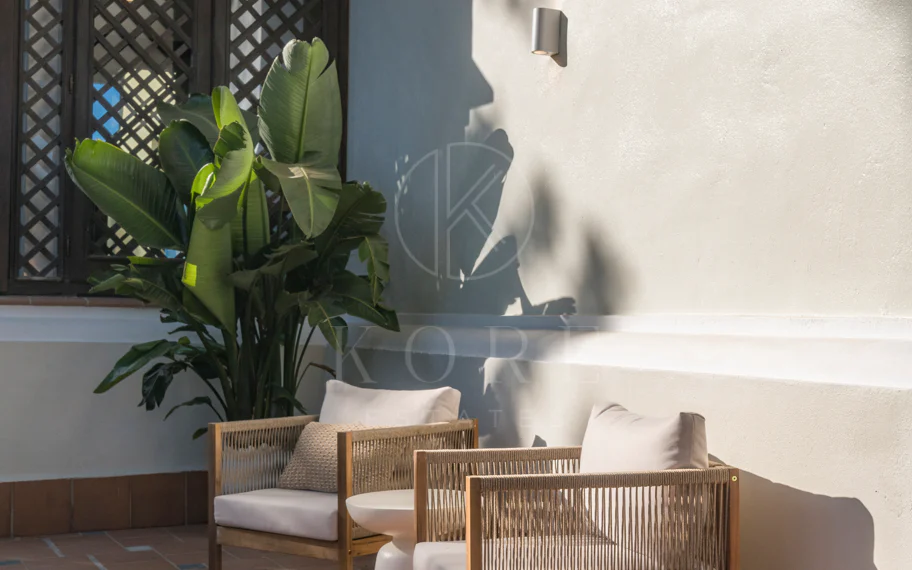 Situado en uno de los enclaves residenciales más escondidos y seguros de Marbella, este apartamento ofrece una rara combinación de diseño refinado y privacidad excepcional.