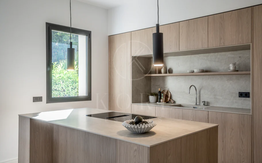 Situado en uno de los enclaves residenciales más escondidos y seguros de Marbella, este apartamento ofrece una rara combinación de diseño refinado y privacidad excepcional.