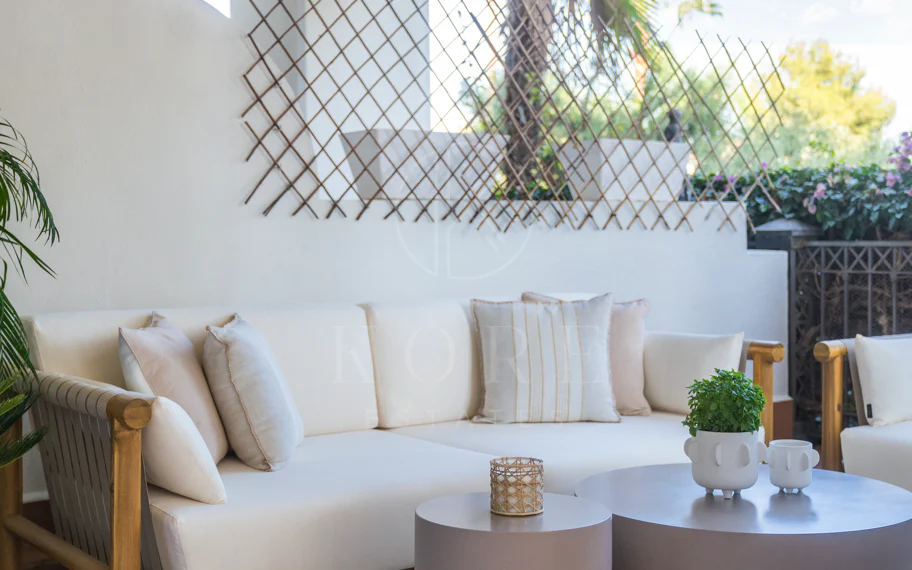 Situado en uno de los enclaves residenciales más escondidos y seguros de Marbella, este apartamento ofrece una rara combinación de diseño refinado y privacidad excepcional.