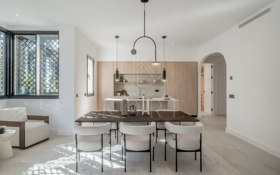 Situado en uno de los enclaves residenciales más escondidos y seguros de Marbella, este apartamento ofrece una rara combinación de diseño refinado y privacidad excepcional.