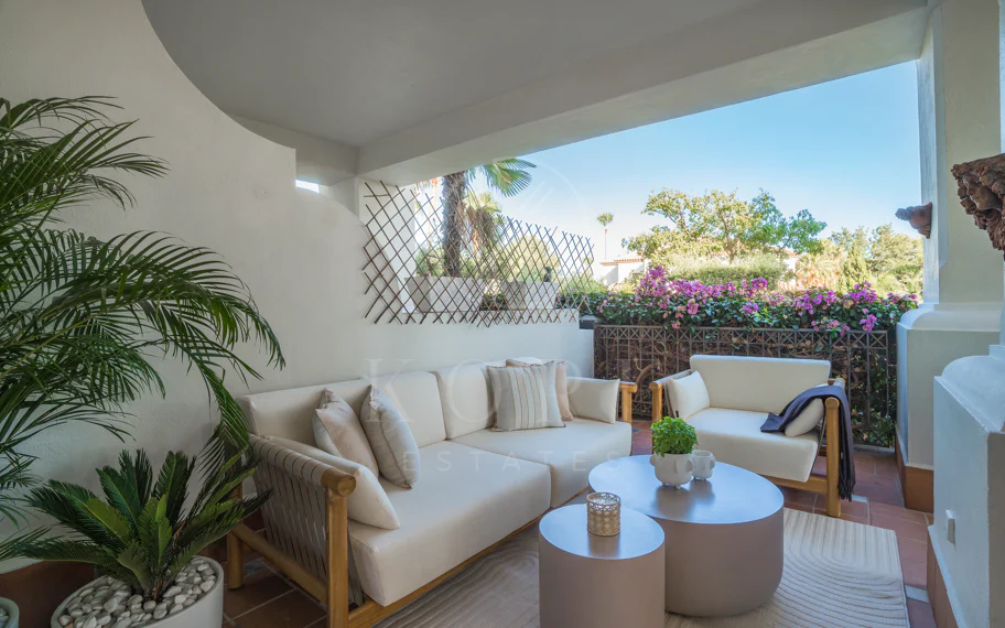 Situado en uno de los enclaves residenciales más escondidos y seguros de Marbella, este apartamento ofrece una rara combinación de diseño refinado y privacidad excepcional.