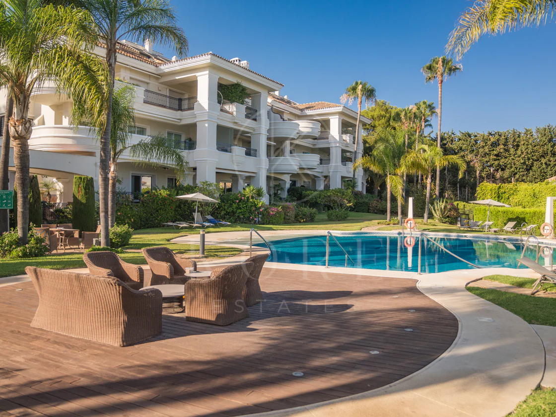 Situado en uno de los enclaves residenciales más escondidos y seguros de Marbella, este apartamento ofrece una rara combinación de diseño refinado y privacidad excepcional.
