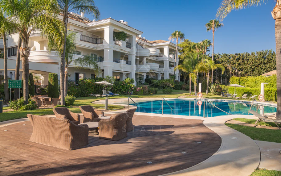 Situado en uno de los enclaves residenciales más escondidos y seguros de Marbella, este apartamento ofrece una rara combinación de diseño refinado y privacidad excepcional.