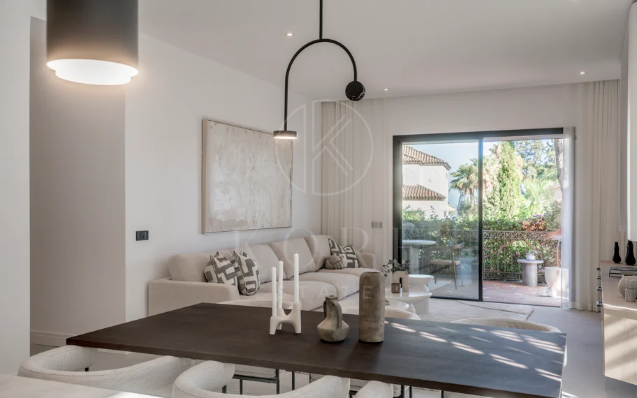 Situado en uno de los enclaves residenciales más escondidos y seguros de Marbella, este apartamento ofrece una rara combinación de diseño refinado y privacidad excepcional.