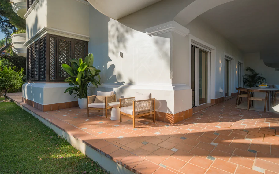 Situado en uno de los enclaves residenciales más escondidos y seguros de Marbella, este apartamento ofrece una rara combinación de diseño refinado y privacidad excepcional.