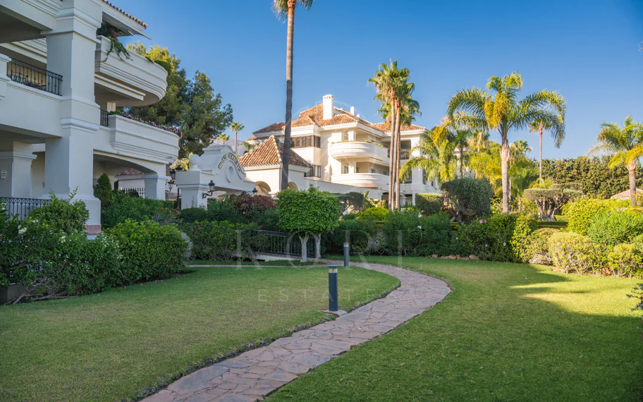 Situado en uno de los enclaves residenciales más escondidos y seguros de Marbella, este apartamento ofrece una rara combinación de diseño refinado y privacidad excepcional.