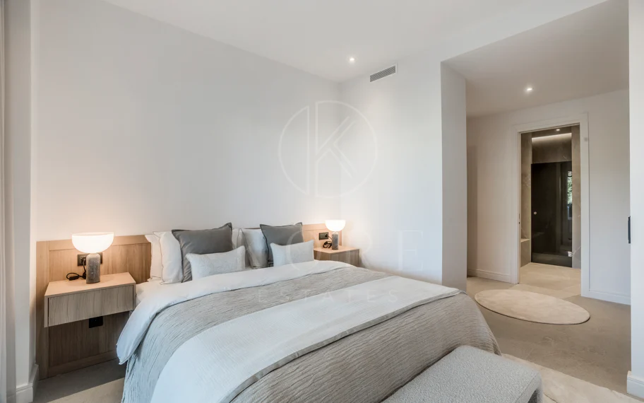 Situado en uno de los enclaves residenciales más escondidos y seguros de Marbella, este apartamento ofrece una rara combinación de diseño refinado y privacidad excepcional.