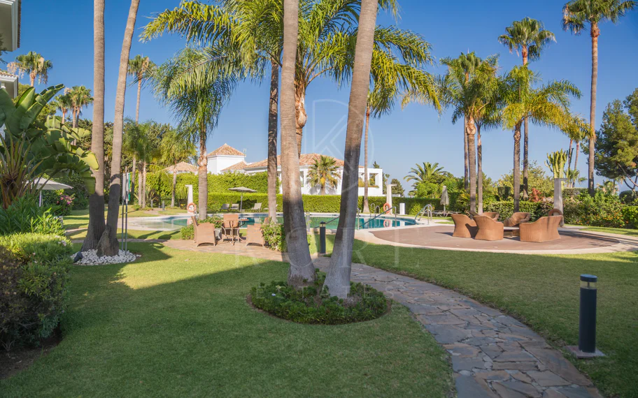 Situado en uno de los enclaves residenciales más escondidos y seguros de Marbella, este apartamento ofrece una rara combinación de diseño refinado y privacidad excepcional.