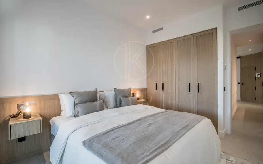 Situado en uno de los enclaves residenciales más escondidos y seguros de Marbella, este apartamento ofrece una rara combinación de diseño refinado y privacidad excepcional.