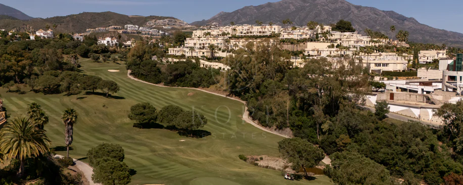 Luxury Townhouse in El Herrojo, Benahavís with 4 bedrooms