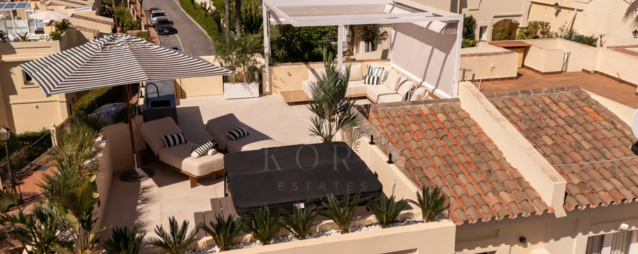 Luxury Townhouse in El Herrojo, Benahavís with 4 bedrooms