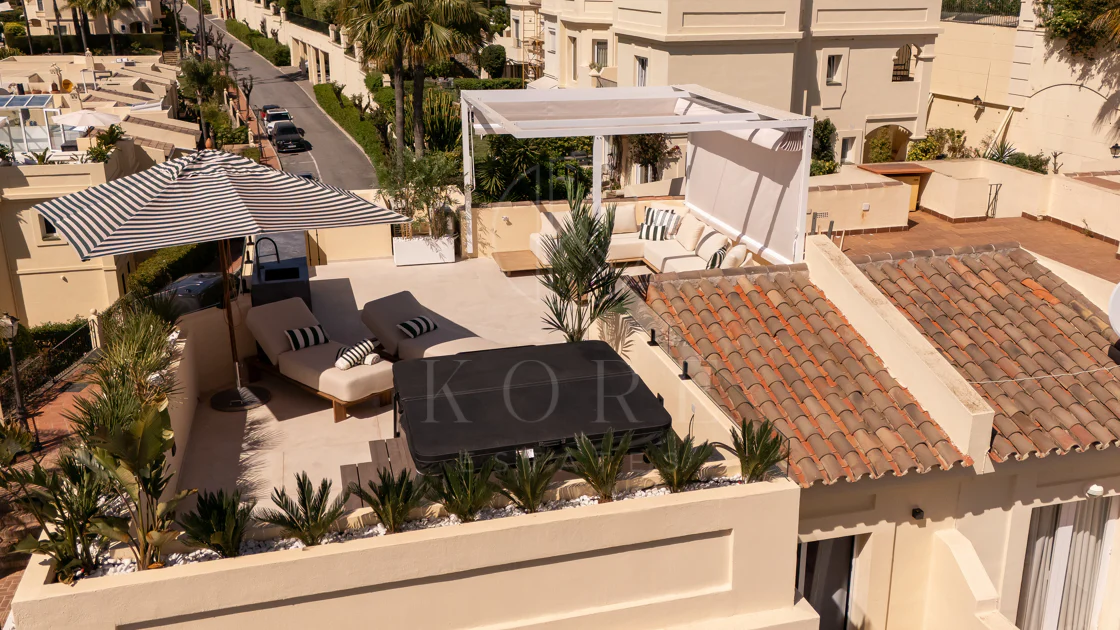 Luxury Townhouse in El Herrojo, Benahavís with 4 bedrooms
