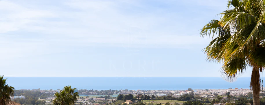 Luxury Townhouse in El Herrojo, Benahavís with 4 bedrooms